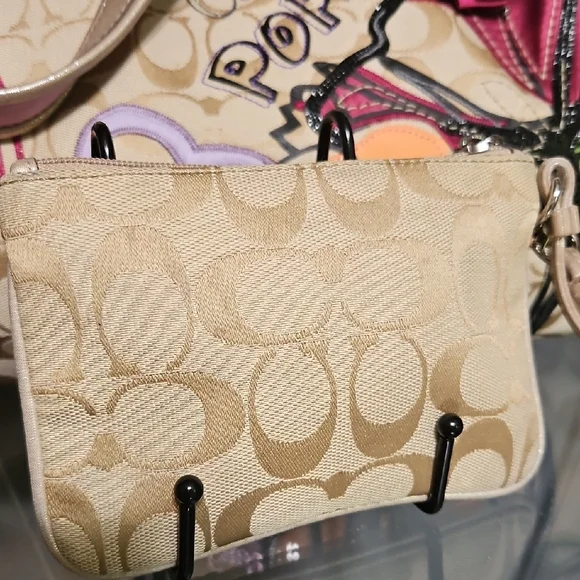 COACH EUC POPPY TOTE AND MATCHING WRISLET BUNDLE - Picture 15 of 16